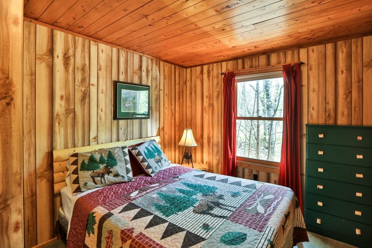 Sunset Cabin bedroom.