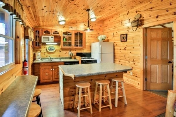 Bear Cabin kitchen and breakfast bar.